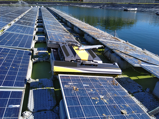 Robot cleaning floating solar panels